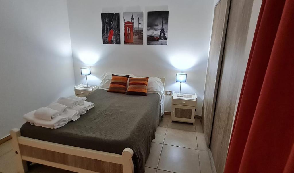 a small bedroom with a bed with towels on it at Departamento en complejo residencial Villa Maria in Villa María