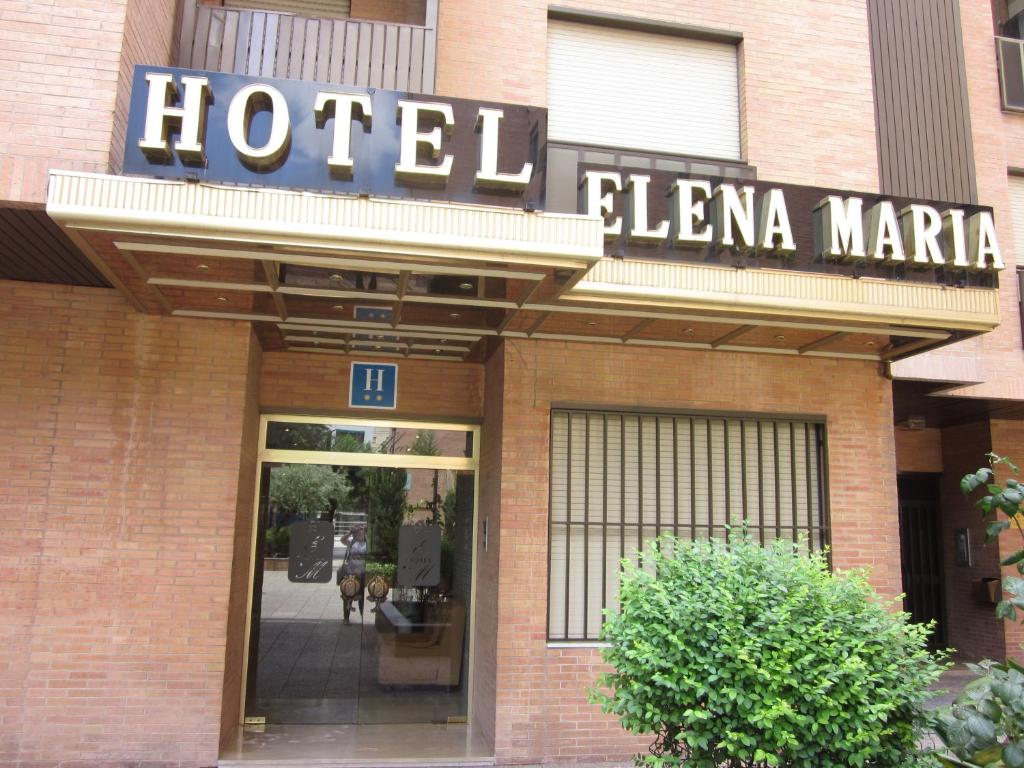 una señal de hotel en la parte delantera de un edificio en Hotel Elena María, en Granada