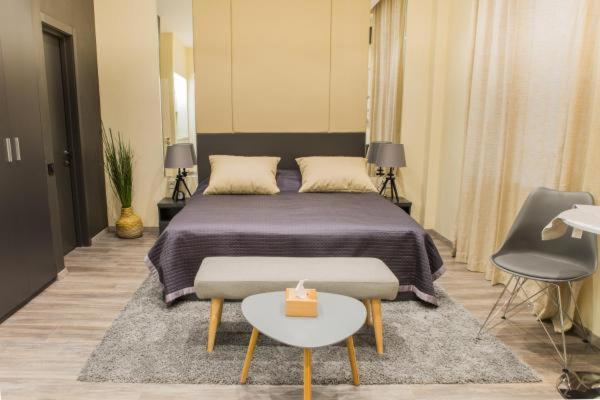 Un dormitorio con una cama y una mesa y sillas. en Malon apartments, en Odessa