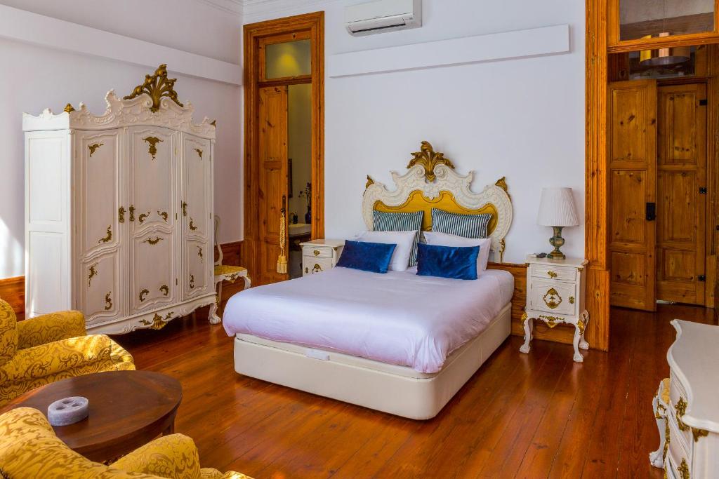 1 dormitorio con cama extragrande y almohadas azules en Porto Alegria Garden, en Oporto