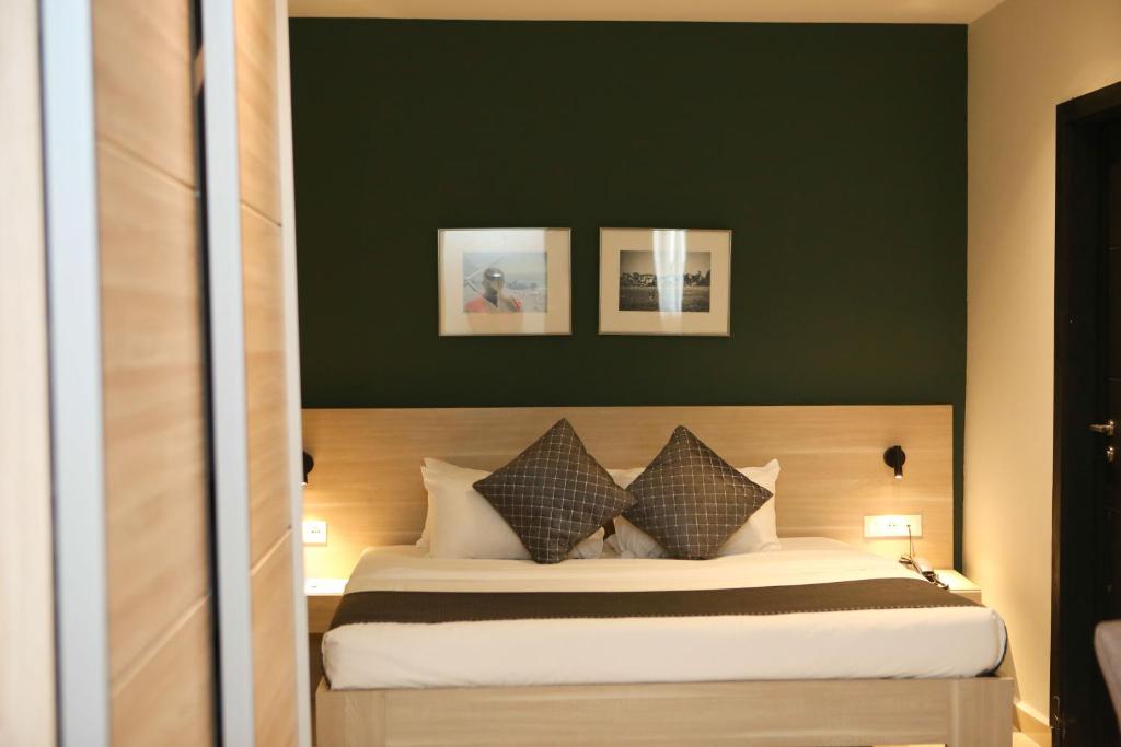 Postel nebo postele na pokoji v ubytování Hôtel Ivotel Abidjan