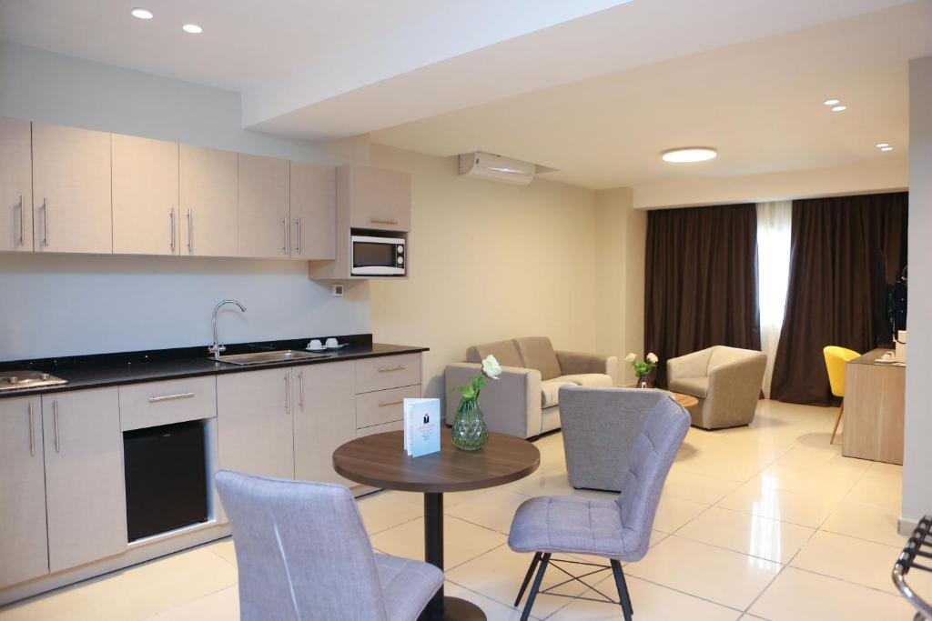 Kuchyň nebo kuchyňský kout v ubytování Hôtel Ivotel Abidjan