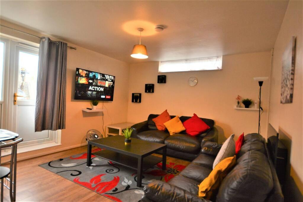A seating area at Spacious 2Bedroom condo with Patio by Excel Centre