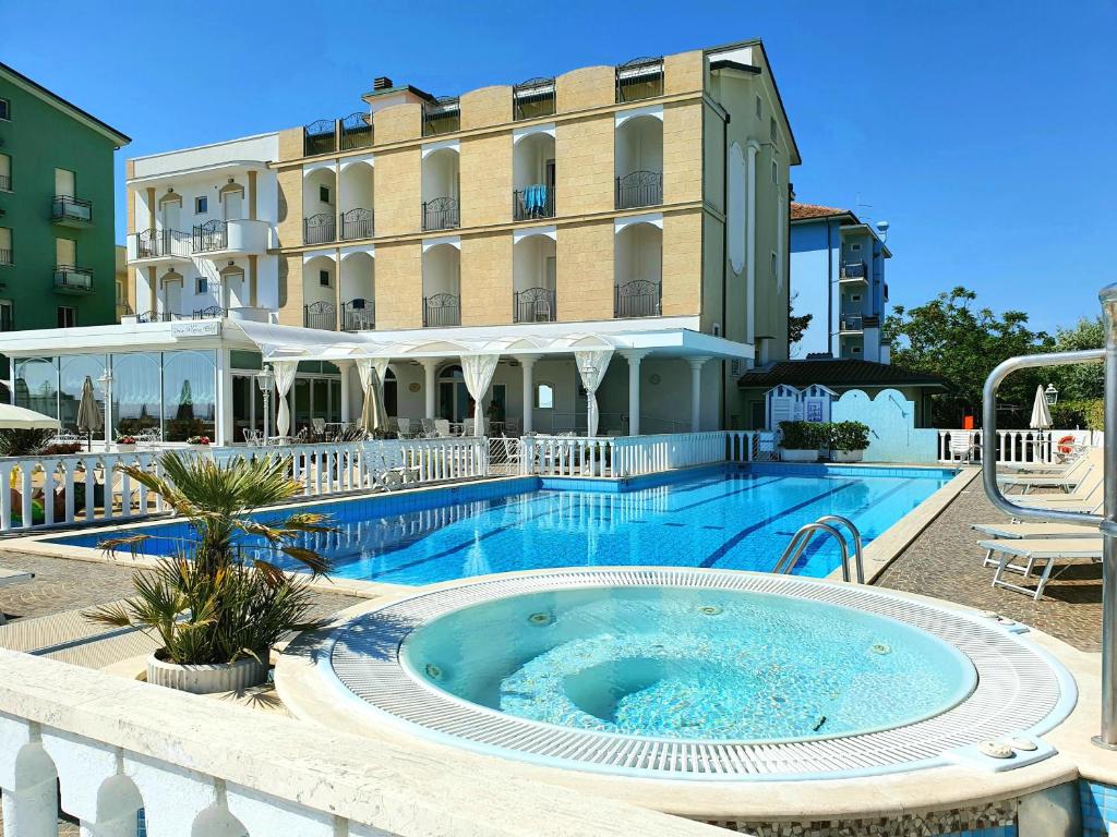 een groot zwembad voor een gebouw bij Hotel Rosa Maria Elite in Bellaria-Igea Marina