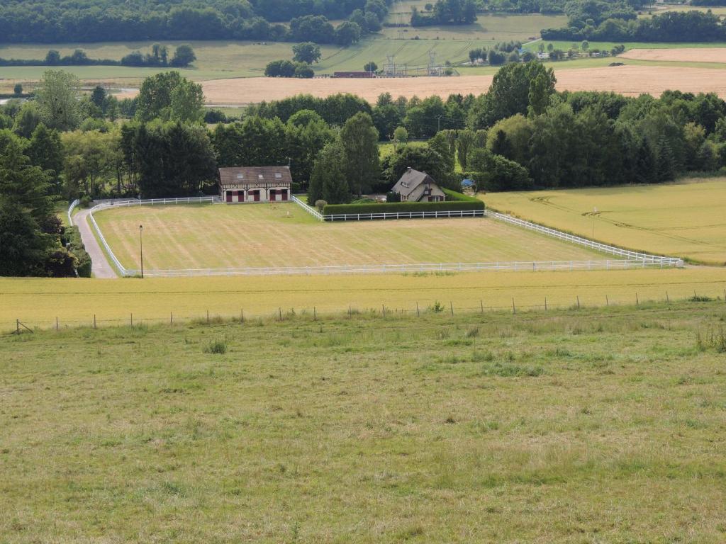 uma quinta no meio de um campo com um celeiro em Chambre d'hôtes de Charleval em Charleval