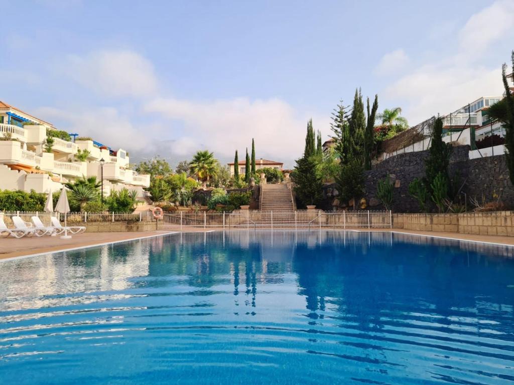 una piscina en un complejo con edificios de fondo en Luxury apartment, comfort and relax, views of the pool en Puerto de la Cruz