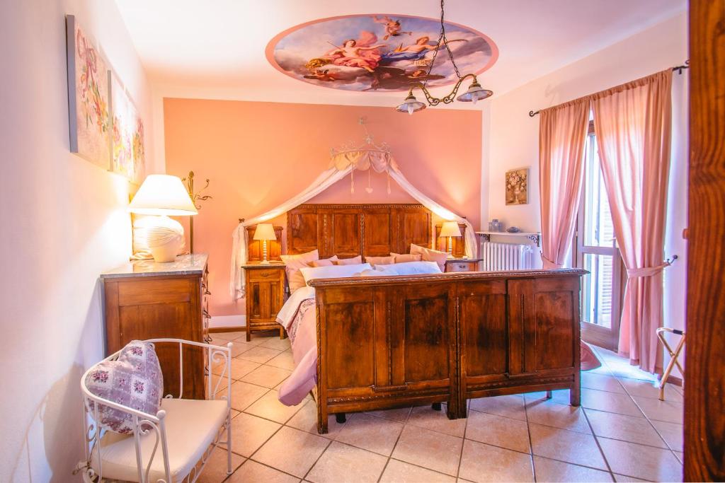 1 dormitorio con 1 cama con dosel en La Fabbrica dell'Oro en Asti