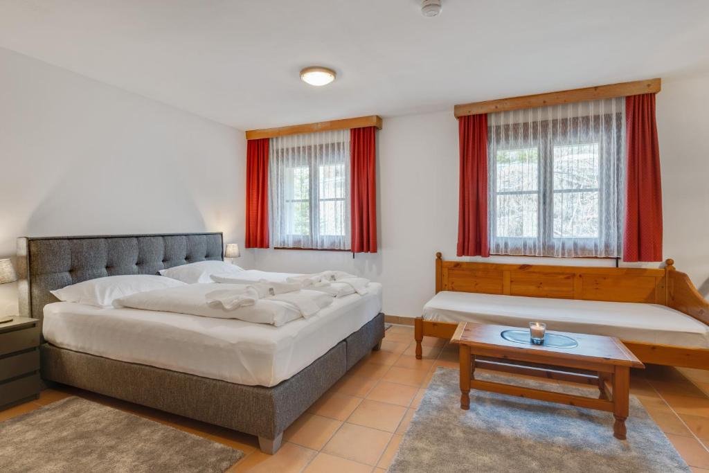 Deutschberg的住宿－Gemütliches Appartement nähe Skipiste，一间卧室配有两张床和一张茶几