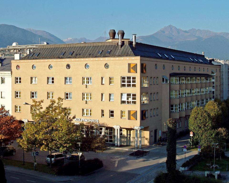 ein großes Gebäude mit einem Schild darüber in der Unterkunft Kolpinghaus Innsbruck in Innsbruck