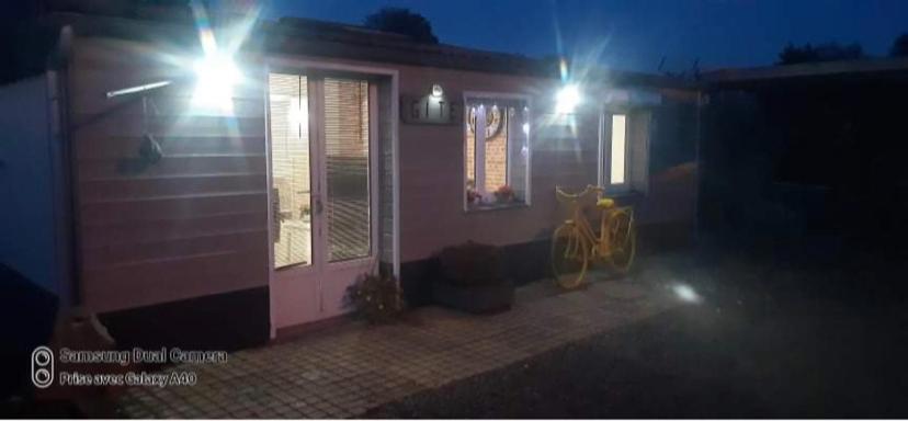 une maison avec deux lumières au-dessus de celle-ci la nuit dans l'établissement Gîte en Baie de Somme, à Saint-Blimont
