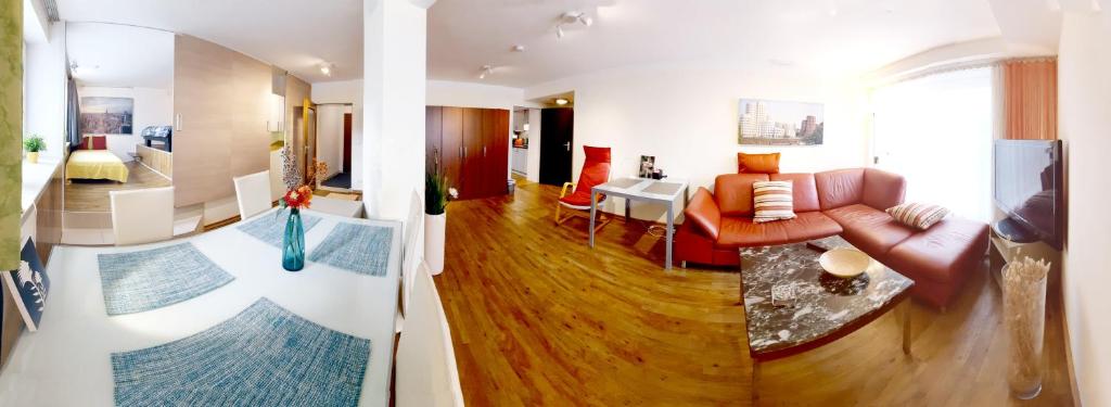 デュッセルドルフにあるCity-Apartment 65qm 2-Schlafzimmer WLAN Nichtraucher Parkenのリビングルームとリビングルームの2つの景色を望めます。