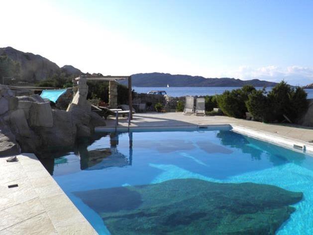una grande piscina con vista sull'acqua di Villa La Forgia a La Maddalena