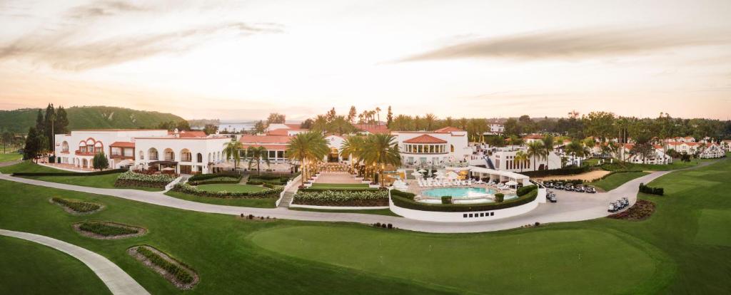 una vista aérea del campo de golf de un complejo en Omni La Costa Resort & Spa Carlsbad, en Carlsbad