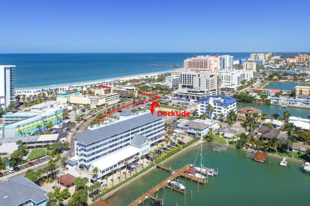 una vista aérea de una ciudad con puerto deportivo en 603 Dockside en Clearwater Beach