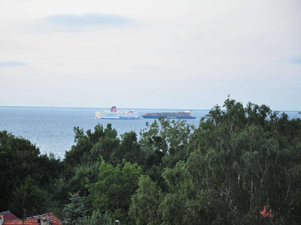 un gran barco en el agua con árboles en Apartament z Widokiem, en Gdynia