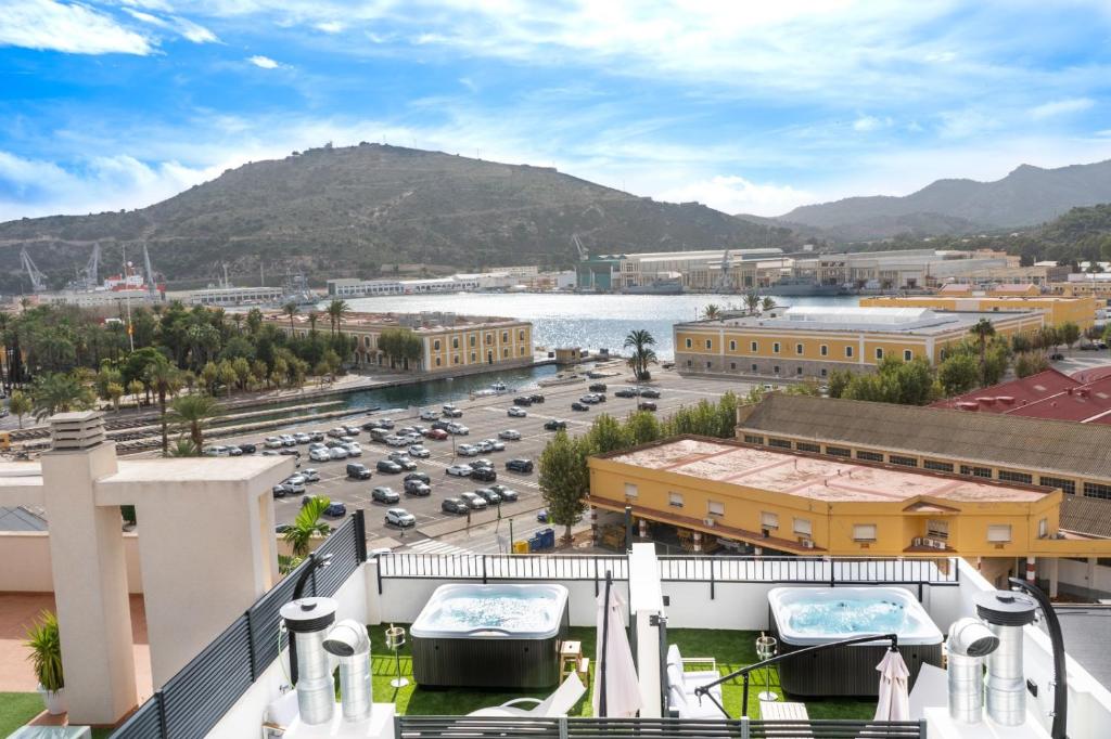 una vista de un estacionamiento con coches en un estacionamiento en Apartamentos Turísticos Puerta Real en Cartagena