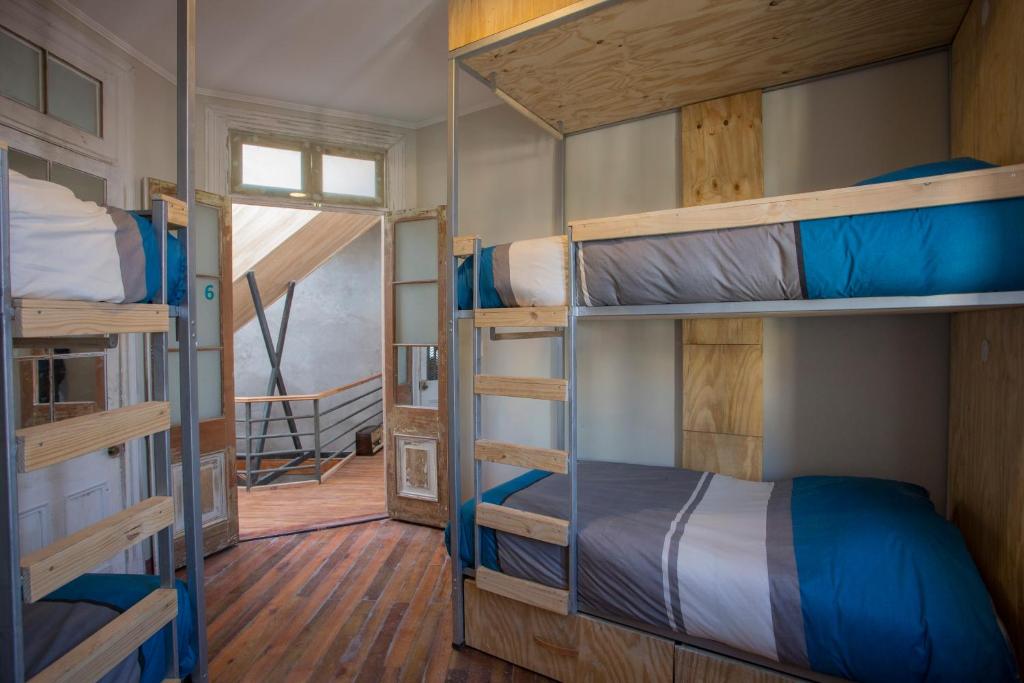 Habitación con 3 literas en una casa en Casa Lastra, en Valparaíso