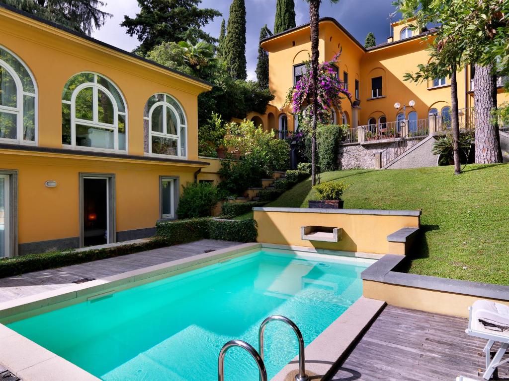 an exterior view of a house with a swimming pool at Depadance Limoni in Gardone Riviera