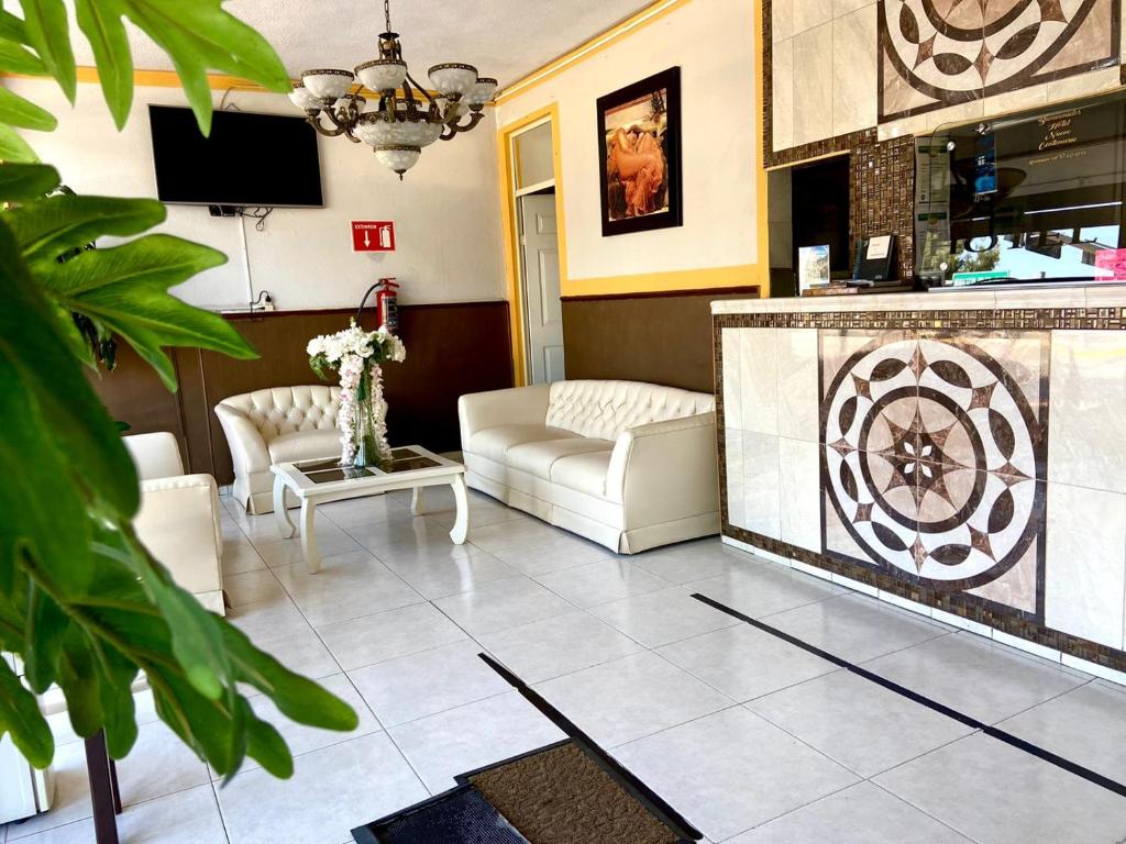 杜蘭戈的住宿－Hotel Nuevo Centenario，客厅配有白色家具和壁炉