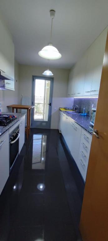Kuchyňa alebo kuchynka v ubytovaní Europa - Fira Barcelona Apartment