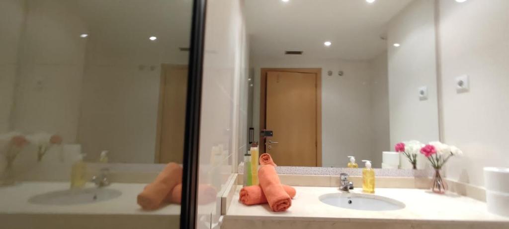 uma casa de banho com 2 lavatórios e um espelho grande em Europa - Fira Barcelona Apartment em L'Hospitalet de Llobregat