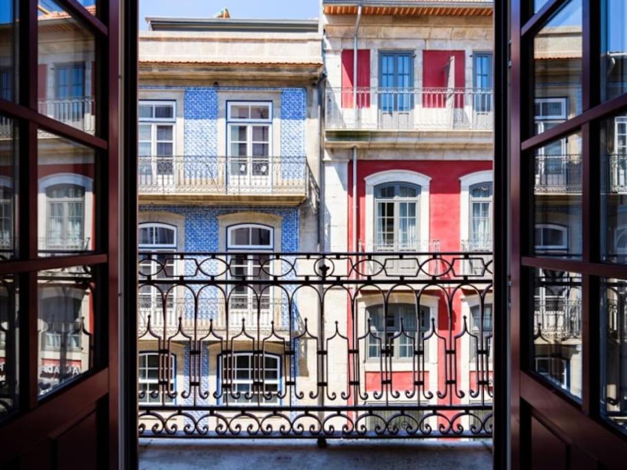 Blick auf ein Gebäude aus einem Fenster in der Unterkunft Casa Burguesa Rua do Almada - Porto city center in Porto