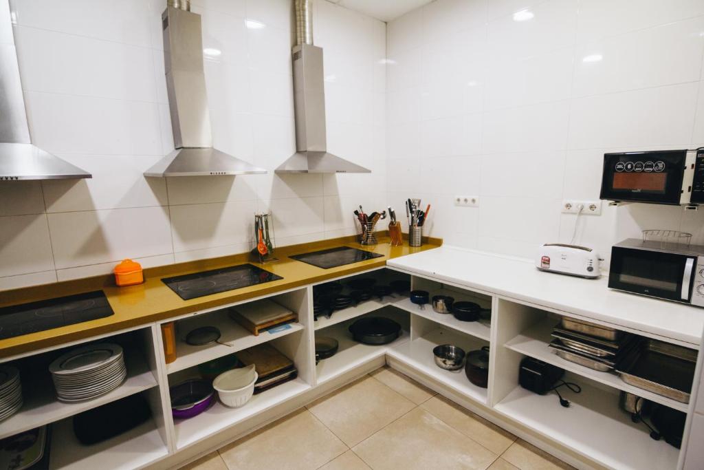 Kuchyň nebo kuchyňský kout v ubytování Purple Nest Hostel