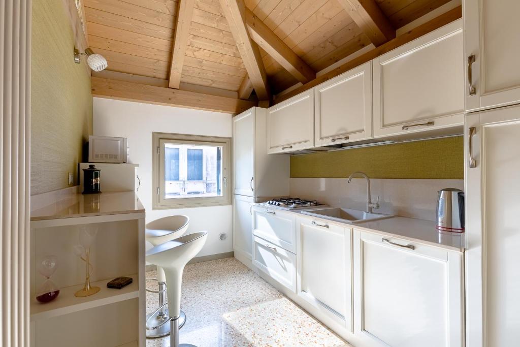 Kuchyňa alebo kuchynka v ubytovaní Ca' Cappello Venice Apartment 2 with Canal View
