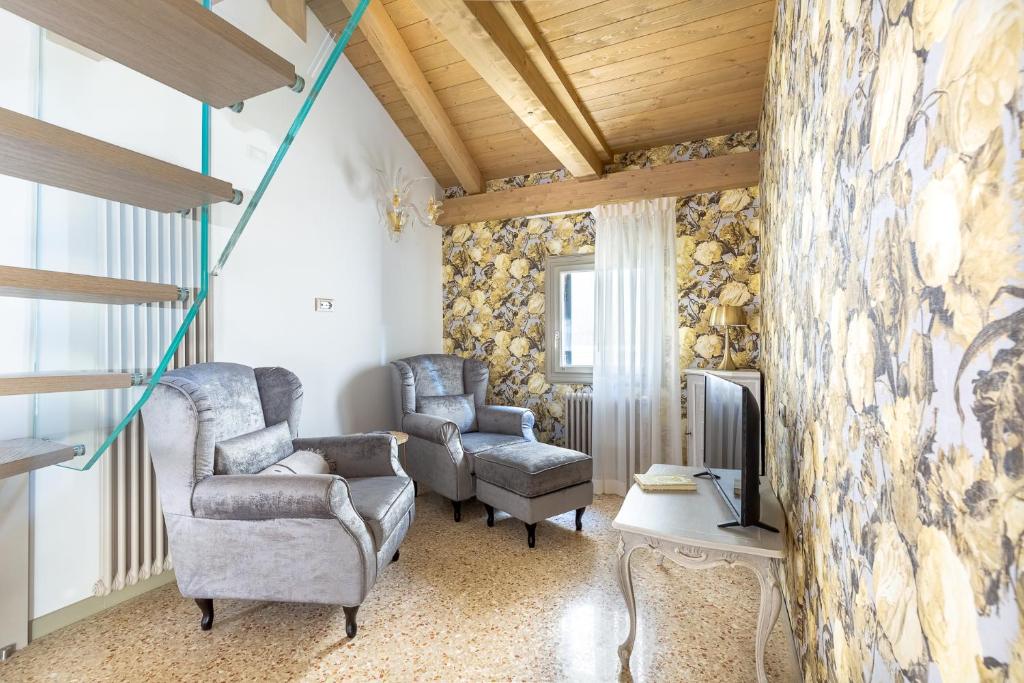 Posedenie v ubytovaní Ca' Cappello Venice Apartment 2 with Canal View