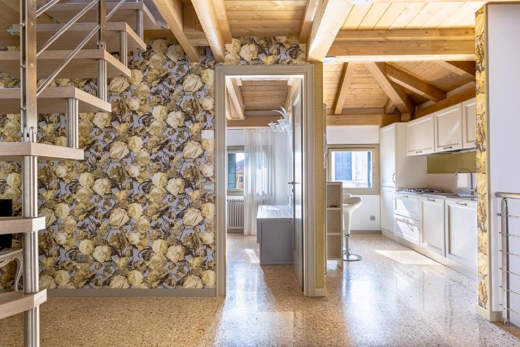 Posteľ alebo postele v izbe v ubytovaní Ca' Cappello Venice Apartment 2 with Canal View