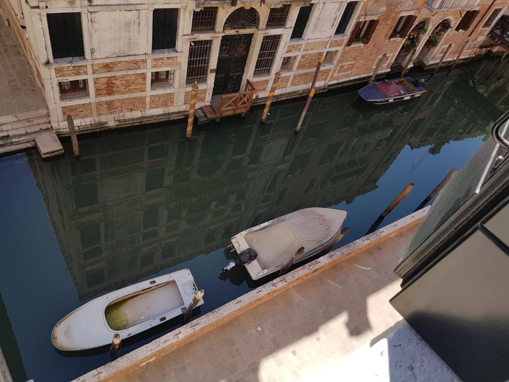 Fotografia z galérie ubytovania Ca' Cappello Venice Apartment 2 with Canal View v Benátkach