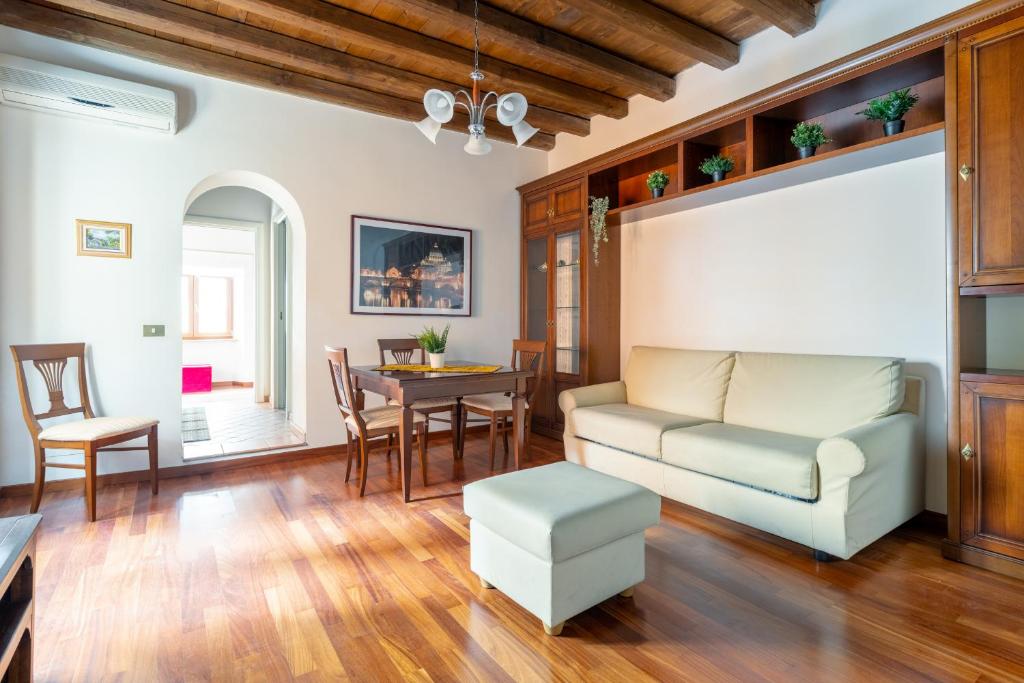 A seating area at VG Trevi Fountain 5 STELLE Elegant Apartment