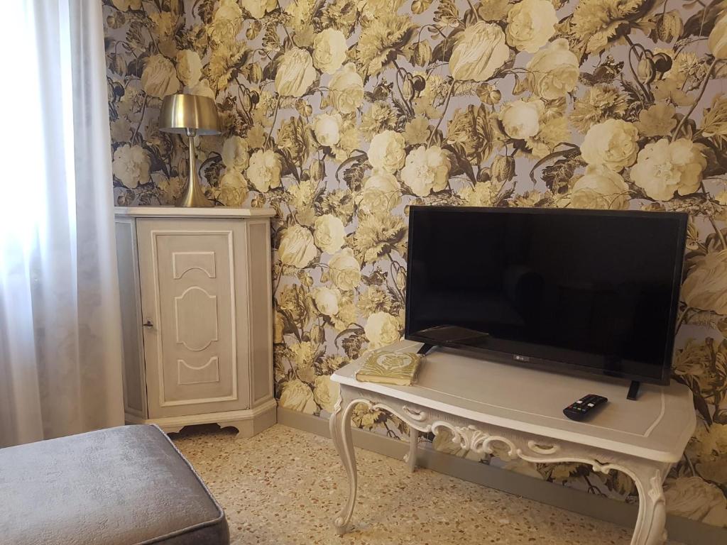 Televízia a/alebo spoločenská miestnosť v ubytovaní Ca' Cappello Venice Apartment 2 with Canal View