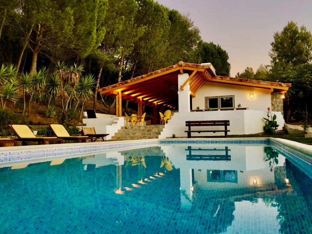 uma villa com uma piscina e uma casa em Quinta Camarena em Cercal