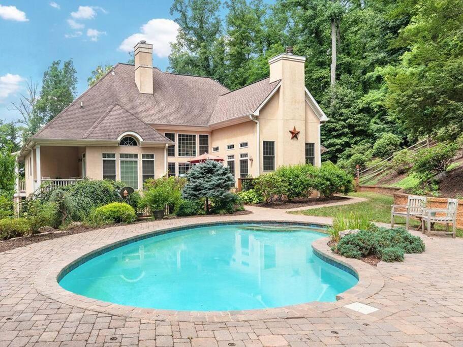Villa Luxury Asheville Property with a Private Pool near Biltmore