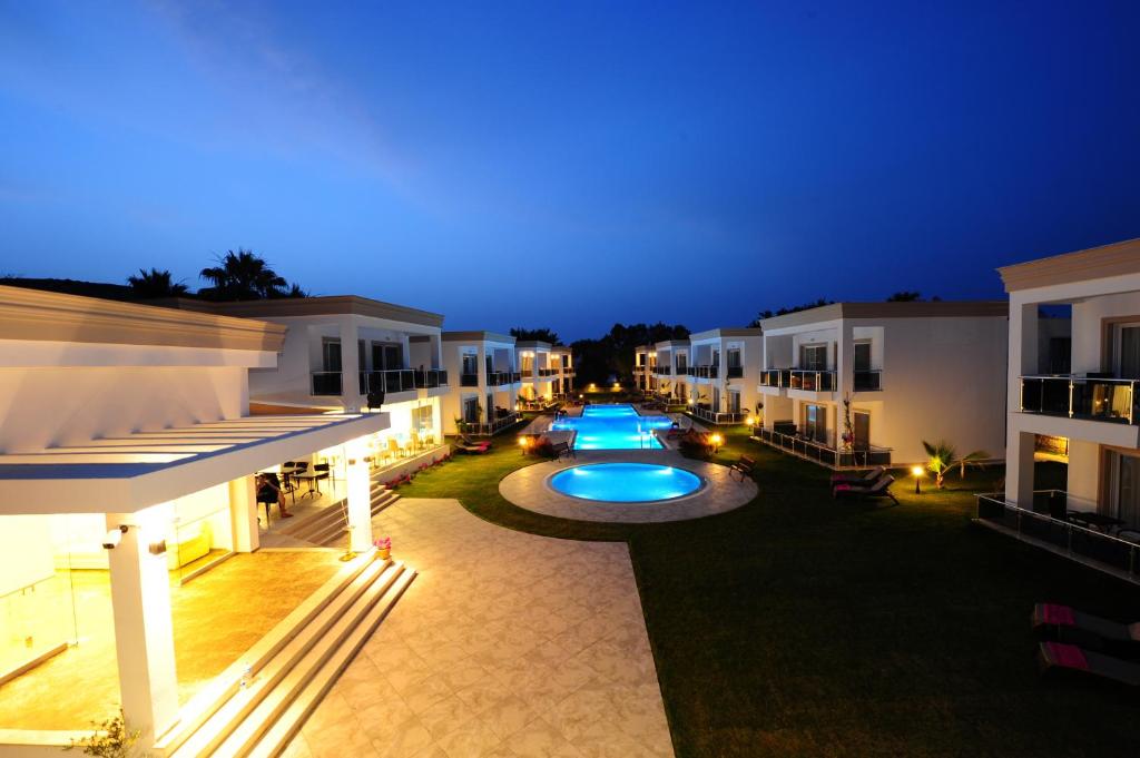 a view of a courtyard of a building at night at Delita Suite Hotel Turkbuku in Golturkbuku