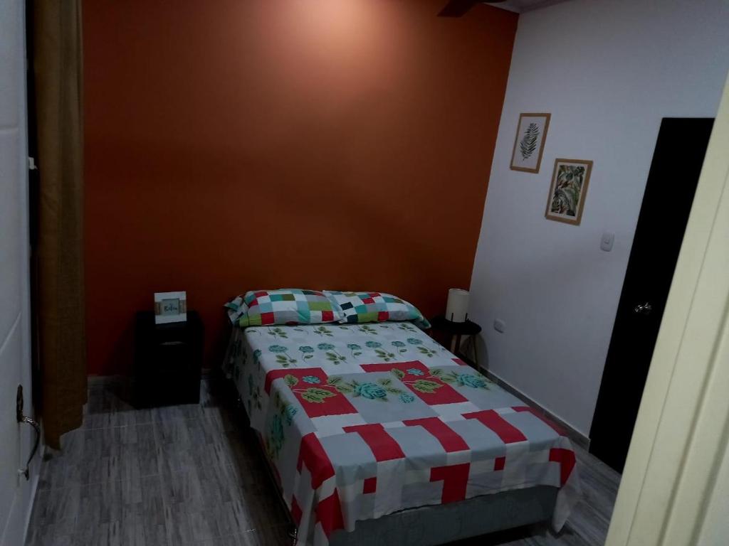 Giường trong phòng chung tại Como en casa