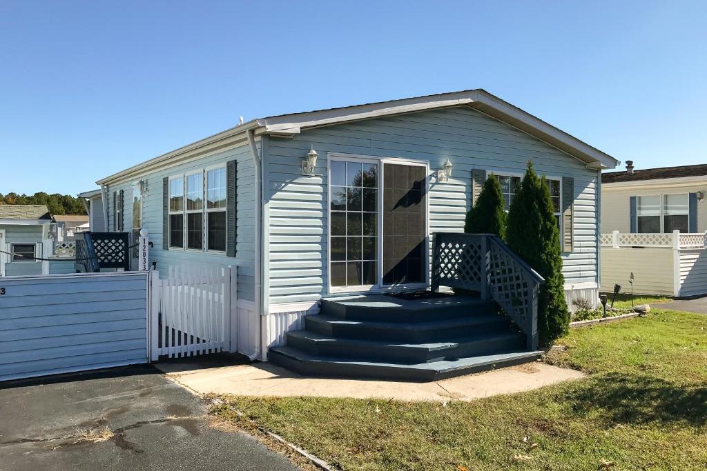 una casa con una escalera que conduce a la puerta principal en Assateague Point Vacation en Berlin