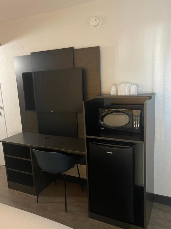 Motel 6-Bakersfield, CA - South - Deluxe Queen Room - Non-Smoking