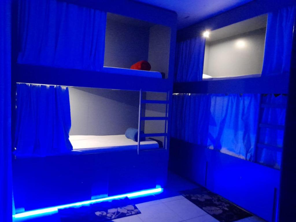 Uma ou mais camas em beliche em um quarto em Kasa Hostel Bar e Karaoke