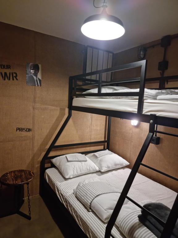 Postel nebo postele na pokoji v ubytování Hostel Prison