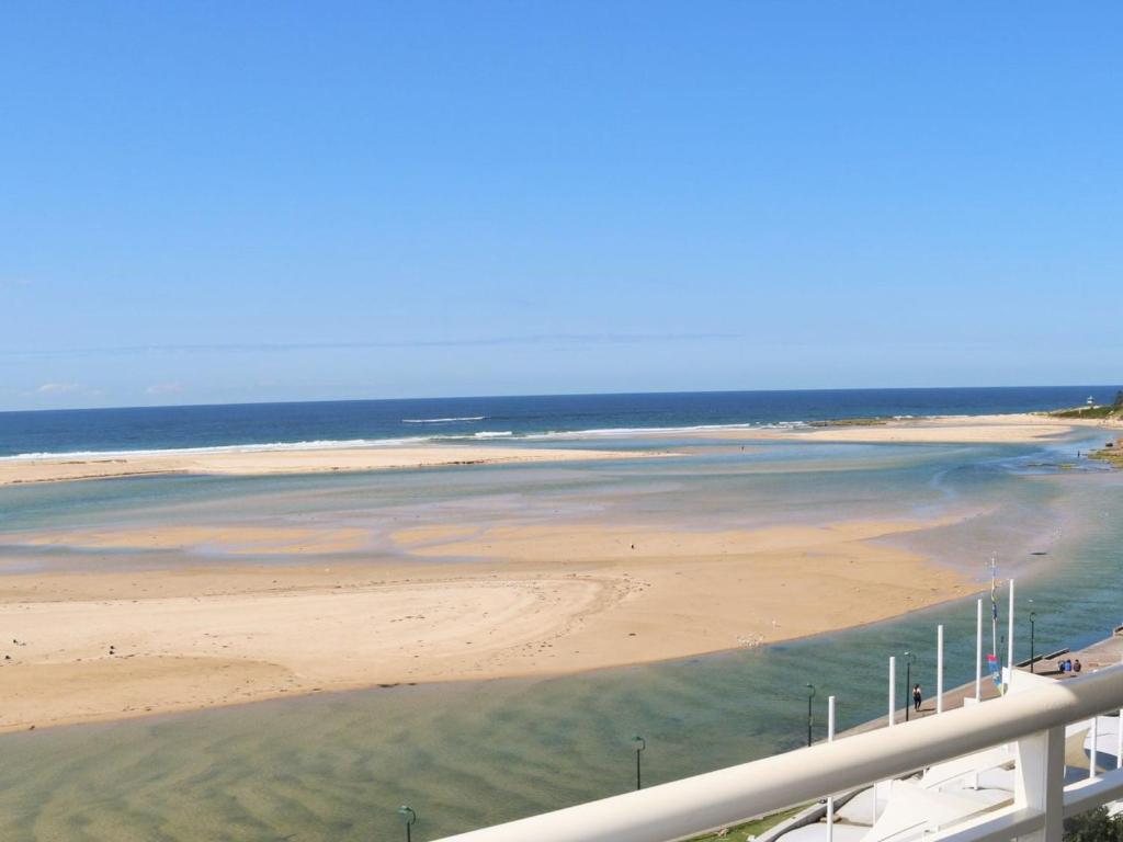 una vista de una playa con el océano en The Entrance Waterfront Resort Unit 502, en The Entrance