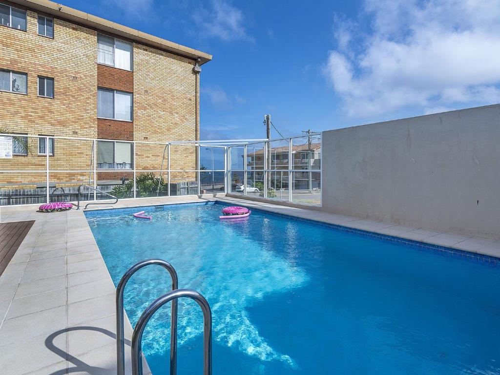 una gran piscina frente a un edificio en The Sands Unit 5, en The Entrance