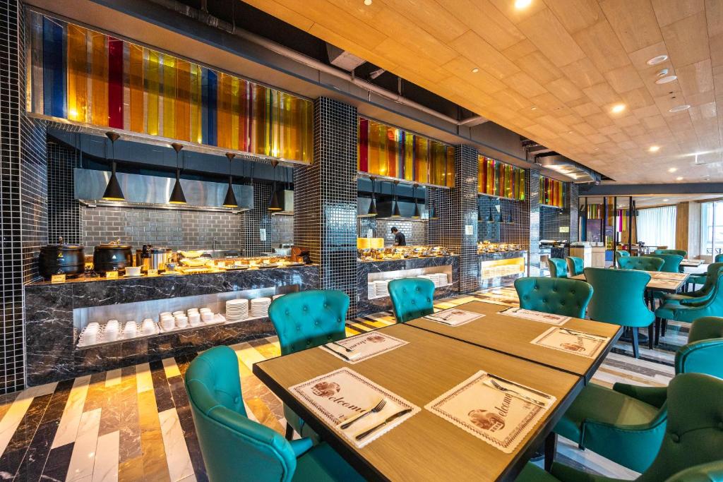 a dining room with a table and chairs at Kenting Long Beach Hotel in Checheng