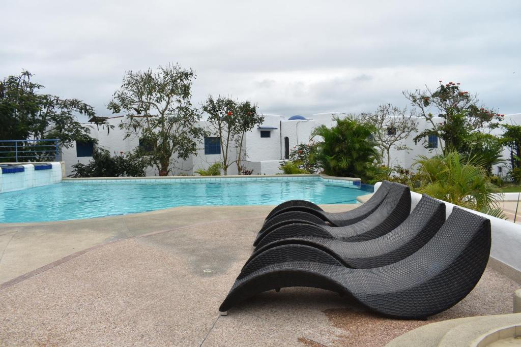 a sculpture sitting next to a swimming pool at Exclusivo departamento frente al mar en Same, Casa Blanca in Same