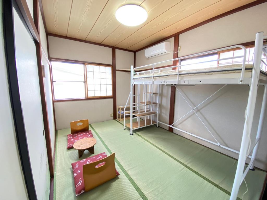 Letto o letti a castello in una camera di ゲストハウス山吹