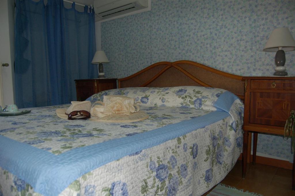 フレジェネにあるLe Coin Vertのベッドルーム(ベッド、帽子付)