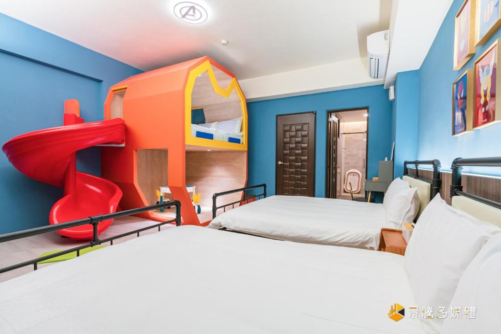 um quarto para crianças com 2 camas e um escorrega em The Lion King House em Jian