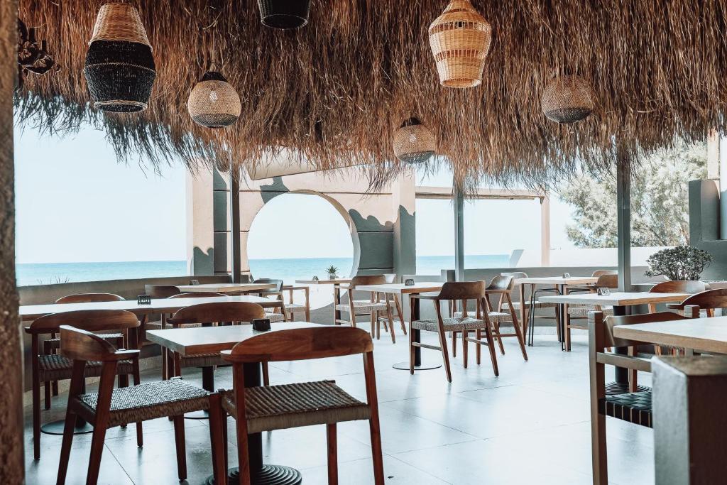 Restaurace v ubytování Eliros Mare Beachfront Poem Hotel