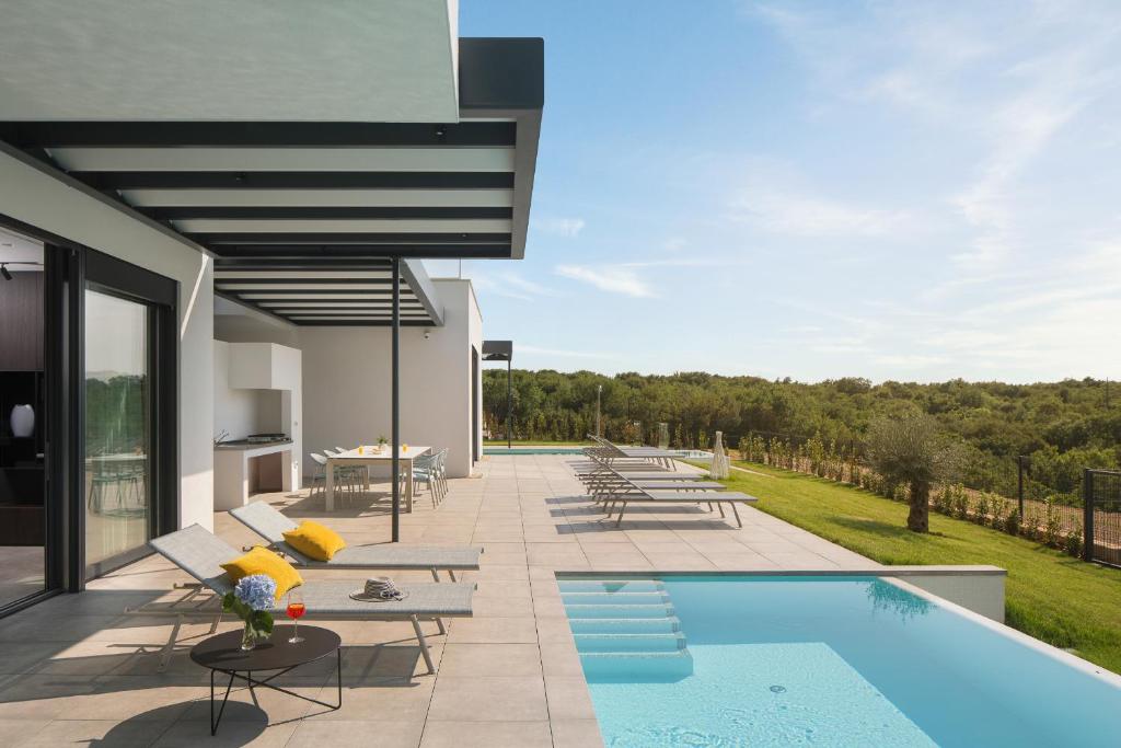 Bazén v ubytovaní Design Villa Noble with Spa alebo v jeho blízkosti